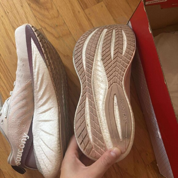 saucony triumph 22 size 7.5 (35 miles) - Picture 1 of 4